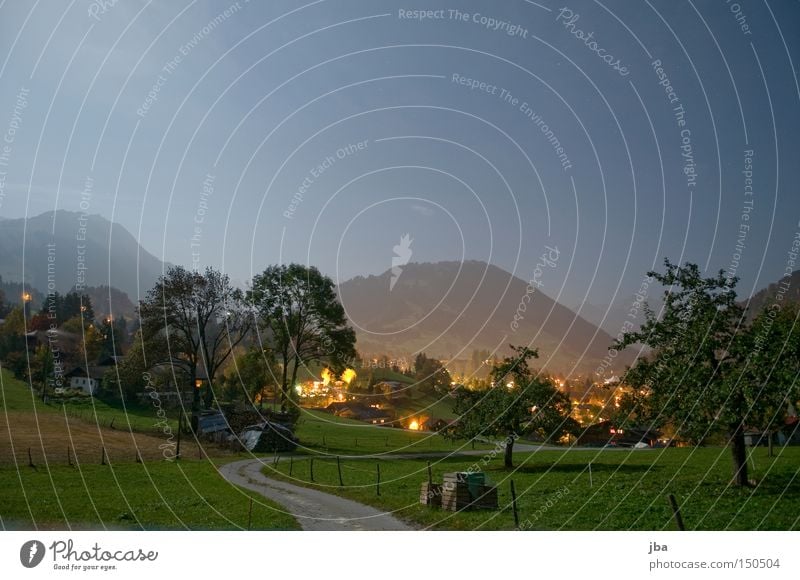 spät abends Nacht Abend Mondschein Vollmond Schatten Wiese Grundbesitz Baum Berge u. Gebirge Licht Kiste Wege & Pfade Straße Beleuchtung Stimmung