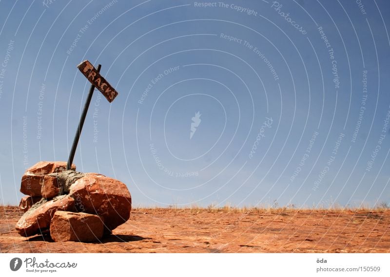 Tracks are where people have been Schilder & Markierungen Stein Wegweiser Wegekreuz Hinweisschild Ferne Horizont Namibia trocken karg unfruchtbar Schriftstück