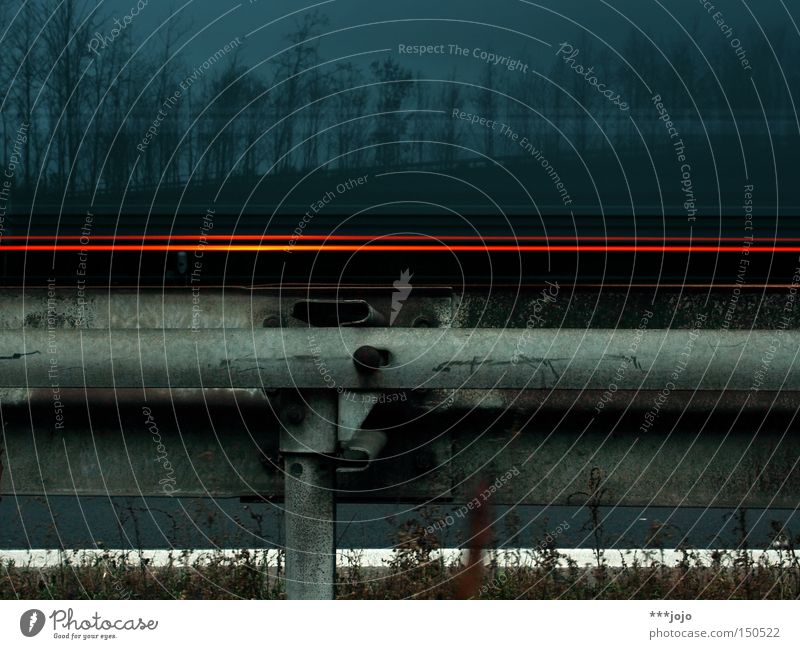 hyperballad. Leitplanke Langzeitbelichtung Straße Licht blau Beleuchtung KFZ Geschwindigkeit Raser Baum Straßenrand dunkel Autobahn ruhig Verkehrswege PKW