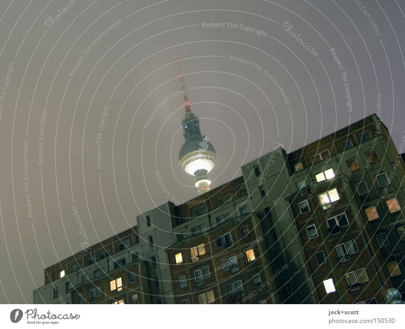 Gute Nacht Sendung Mitte Nebel Frost Berlin-Mitte Hauptstadt Stadtzentrum Turm Architektur Fenster Sehenswürdigkeit Wahrzeichen Berliner Fernsehturm leuchten