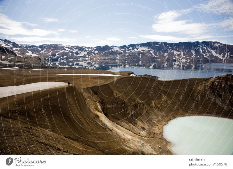 Kratersee Viti in der Askja Caldera Island Hochebene Vulkankrater Schnee Vitikrater Kraterrand wandern Wasser See Berge u. Gebirge öskjuvatn Schneefeld