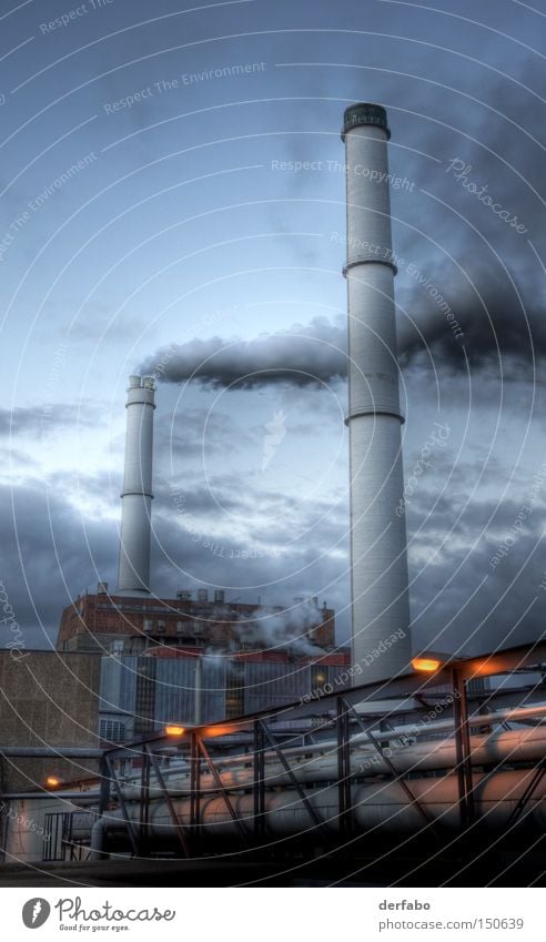 Industrieanlage Berlin Deutschland Arbeit & Erwerbstätigkeit Produktion Industrialisierung Fabrik Wolken Abend Nacht Schornstein Rauch Abgas HDR