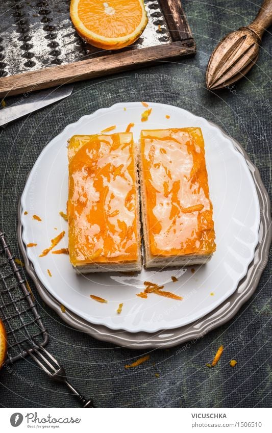 Orangenkuchen mit Fruchtzuckerguss Lebensmittel Kuchen Dessert Süßwaren Marmelade Ernährung Teller Gabel Stil Design Wohnung Tisch Küche Restaurant gelb