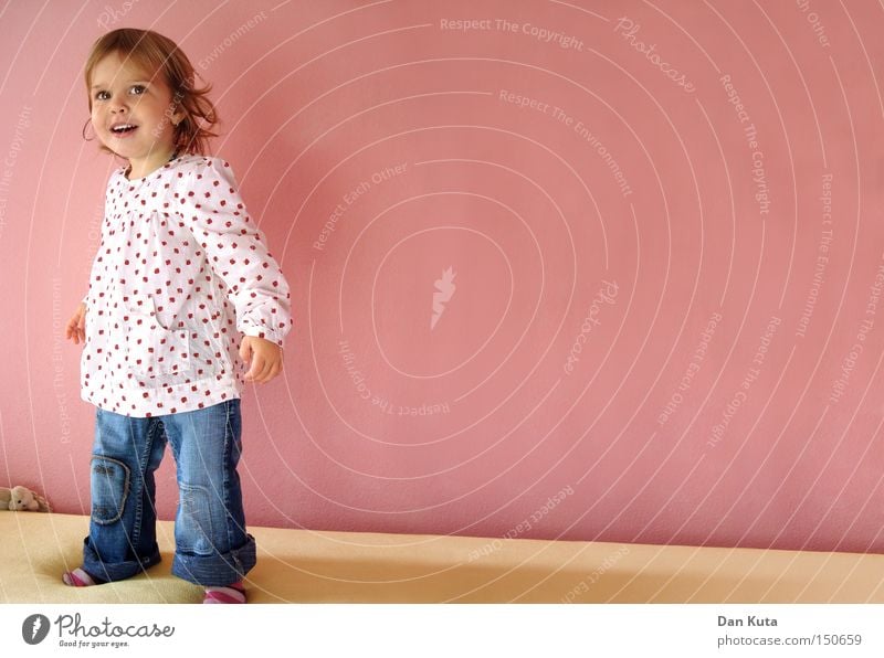 Bellissima! Freude Kind lachen Spielen Mädchen wach lustig Lebensfreude süß niedlich Kleinkind Kinderzimmer Glück Prinzessin kulleräugig