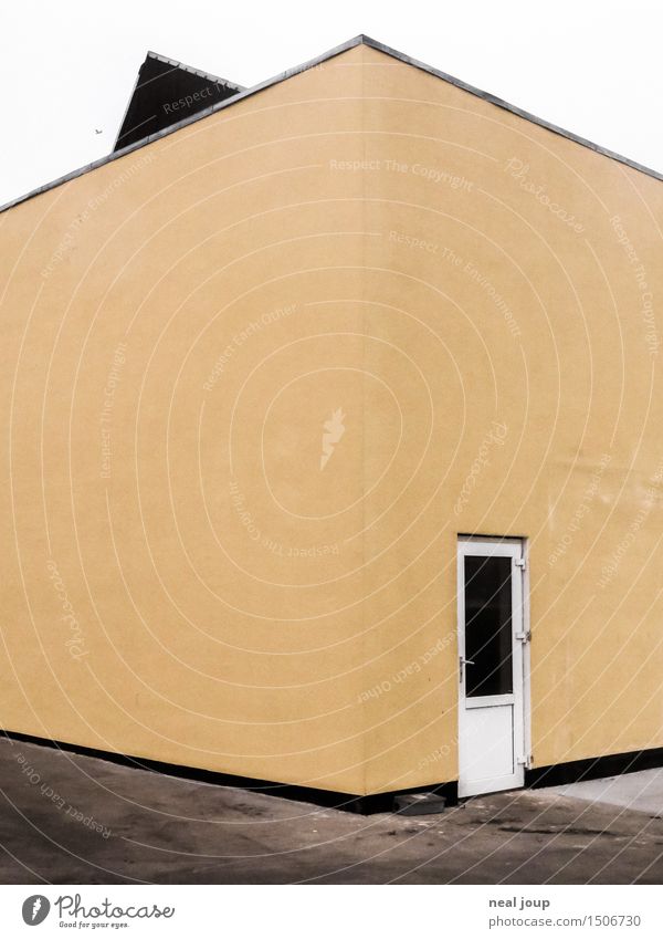 Hintereingang Stadtrand Industrieanlage Lagerhalle Fassade Tür Rückseite eckig trist gelb orange ruhig ästhetisch Frustration geheimnisvoll Langeweile