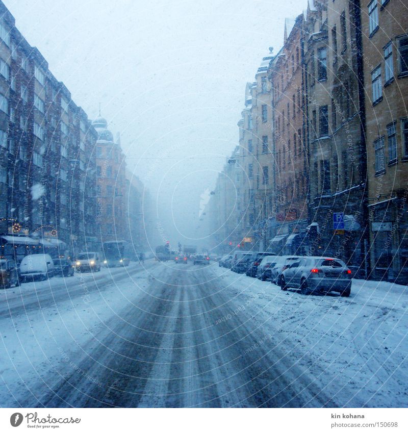 spuren Winter Schnee schlechtes Wetter Nebel Eis Frost Schneefall Stadt Hauptstadt Stadtzentrum Haus Fassade Verkehr Verkehrswege Personenverkehr Straßenverkehr