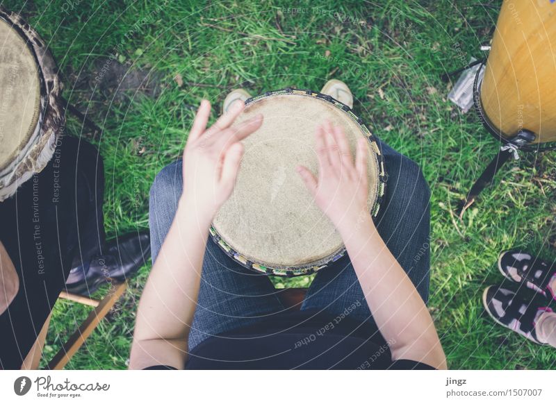 Lärm machen Freude Musik Mensch Arme Hand 1 Trommel gebrauchen berühren Feste & Feiern außergewöhnlich Neugier blau gelb grün Begeisterung Leidenschaft