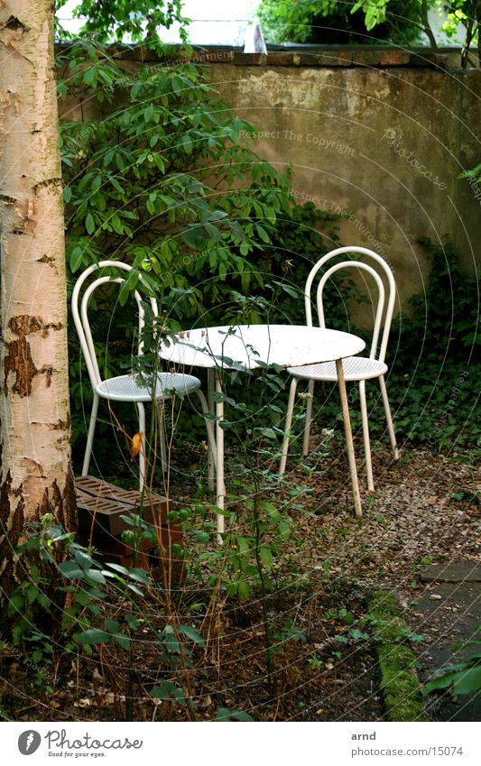 010 lauschige plätzchen.jpg Stuhl Tisch Baum Mauer Garten refugium Schatten