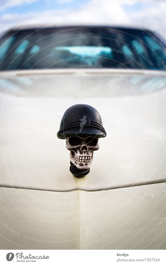 Dead can drive Autofahren PKW Straßenkreuzer Schädel Helm Kühlerfigur Motorhaube Windschutzscheibe Tod Lächeln lachen ästhetisch bedrohlich einzigartig