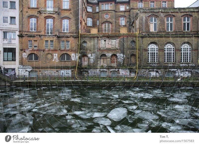 Berlin Mitte Winter Wetter Eis Frost Fluss Spree Stadt Hauptstadt Stadtzentrum Altstadt Menschenleer Fassade Bewegung Farbfoto Außenaufnahme Tag