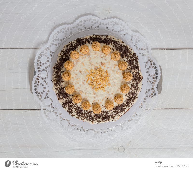 Mandel Nuss Torte auf weißem Holz Kuchen Dessert dunkel Schokoladenstreusel Backwaren klassisch Tortenguss Biskuit Holztisch rustikal Vogelperspektive backen