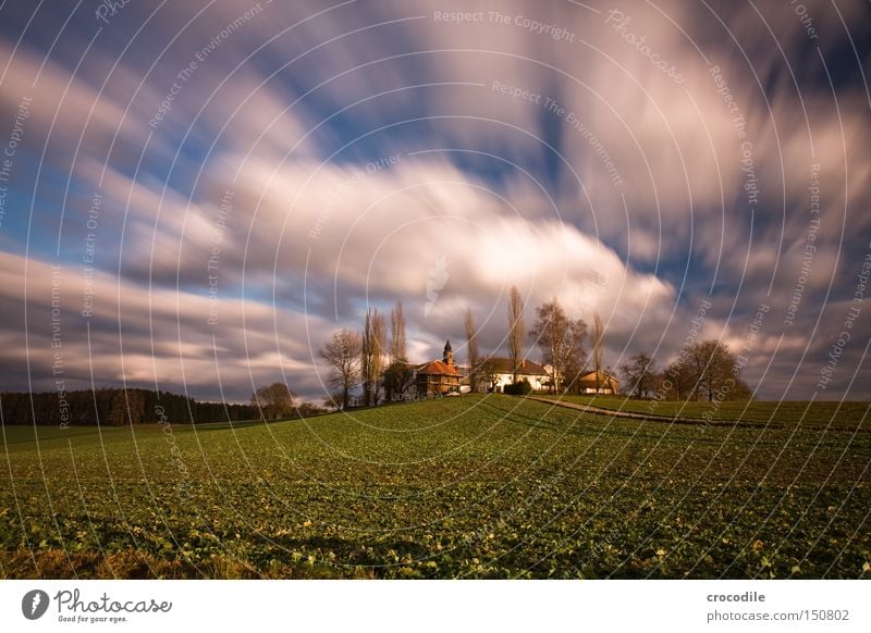 Wolkenrennen Bauernhof Grundbesitz Landwirtschaft Kapelle fliegen Langzeitbelichtung Feld Herbst Baum Ackerbau Aussaat ökologisch Kulturlandschaft Haus