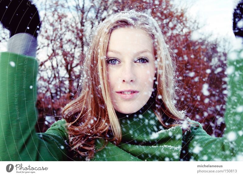 flinke flocken fliegen Schneeflocke grün Haare & Frisuren Handschuhe Bewegung Freude Winter schön außen kalt innen warm