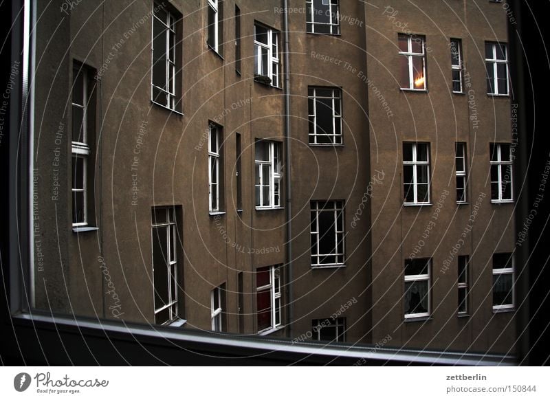 Draußen Haus Stadthaus Mieter Vermieter Hof Hinterhof Gebäude Fenster Nachbar Dämmerung trist beklemmend Trauer Berlin Verzweiflung Traurigkeit