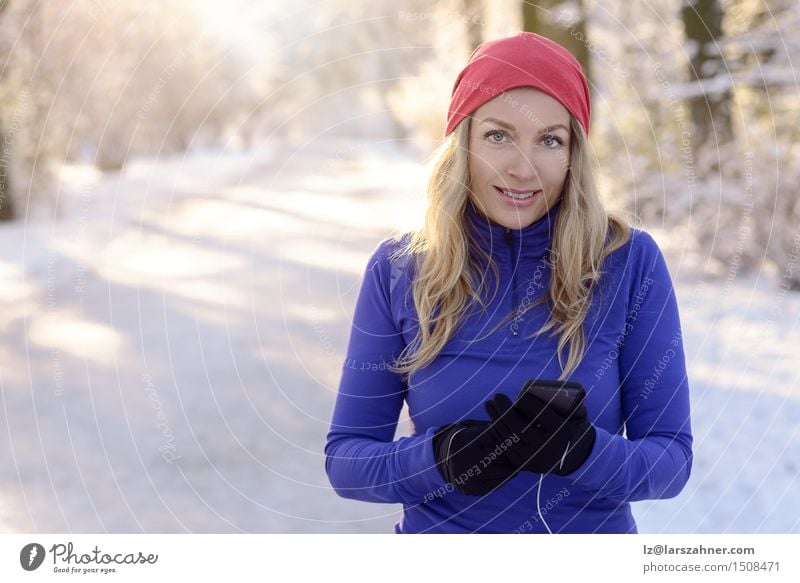 Frau, die ihren Handy überprüft Lifestyle Gesicht Winter Business Telefon PDA Erwachsene 1 Mensch 30-45 Jahre Park Wege & Pfade blond Fitness Funktelefon