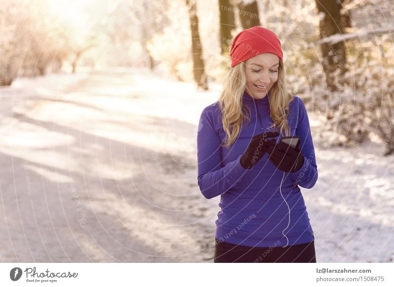 Frau, die ihren Handy überprüft Lifestyle Gesicht Winter Business Telefon PDA Erwachsene 1 Mensch 30-45 Jahre Park Wege & Pfade blond Fitness Funktelefon