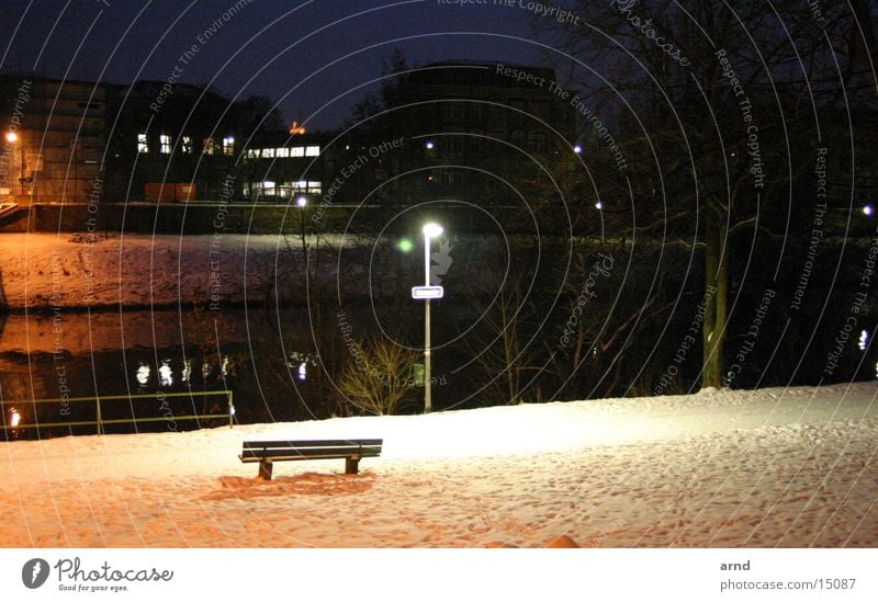 die bank am fluss Nacht Straßenbeleuchtung Parkbank Winter Licht dunkel Einsamkeit Fluss Schnee Küste Bank