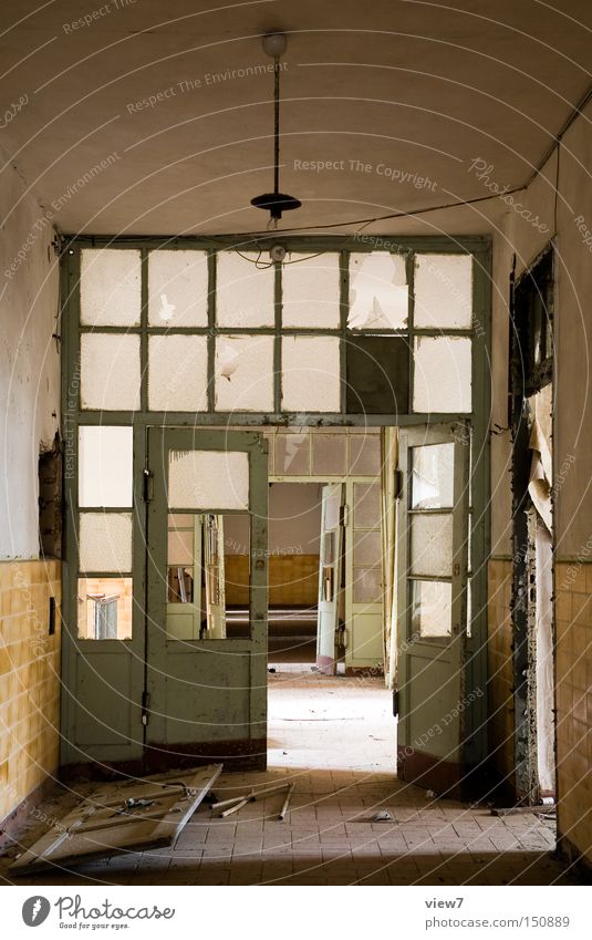 Zwischentür Tür Wand Glas Zwischenstück Flur kaputt Zerstörung Einsamkeit gehen vergessen Ruine Raum lang Glassplitter Bodenbelag Detailaufnahme verfallen