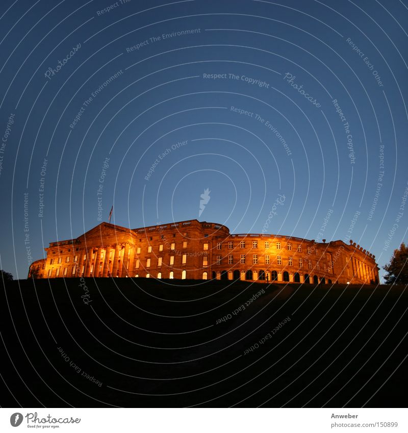 Schloss Wilhelmshöhe in Kassel Burg oder Schloss Bad Wilhelmshöhe Bergpark Wilhelmshöhe Hessen Park mittleren Alters Mittelalter Himmel orange blau Documenta