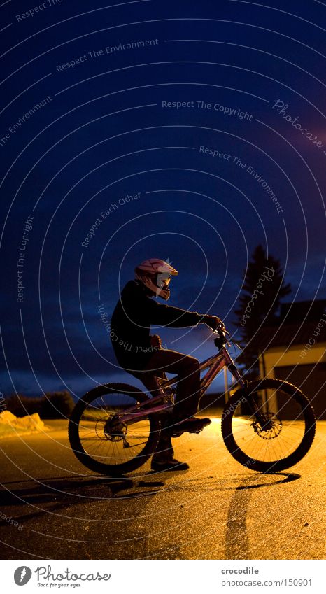 Nightrider Motorradfahrer Fahrrad Sport Helm Mann Nacht Dämmerung Lampe stehen sitzen Reifen Baum Freude Extremsport downhill freeride