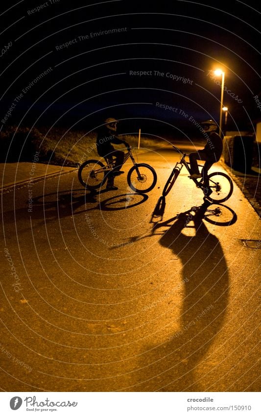 Nightrider ll Motorradfahrer Fahrrad Sport Helm Mann Nacht Dämmerung Schatten stehen sitzen Reifen Laterne Erfolg Freude Extremsport downhill freeride