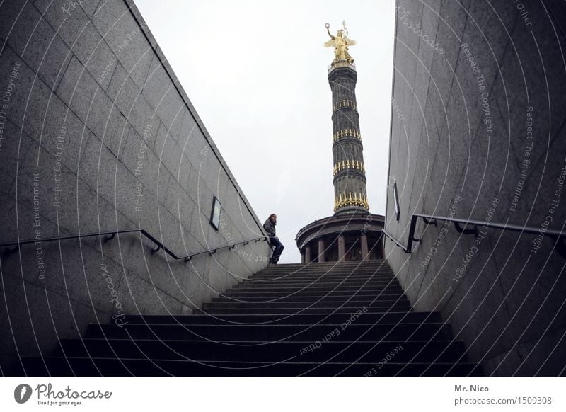 siegesdingens Ferien & Urlaub & Reisen Tourismus Ausflug Sightseeing Städtereise 1 Mensch Hauptstadt Mauer Wand Treppe Sehenswürdigkeit Wahrzeichen Denkmal