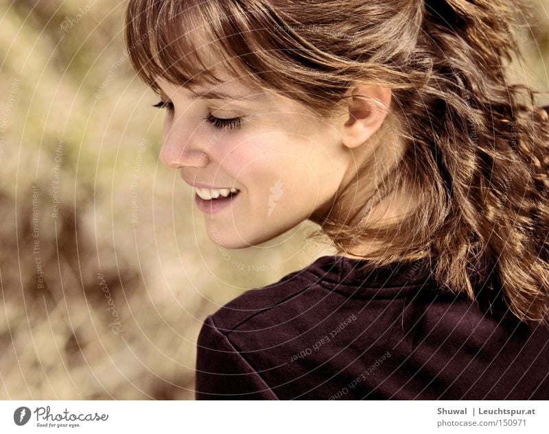 Tochter Zions Farbfoto Außenaufnahme Tag Sonnenlicht Blick nach hinten geschlossene Augen Freude Glück schön Gesicht Leben Freiheit Mensch feminin Frau