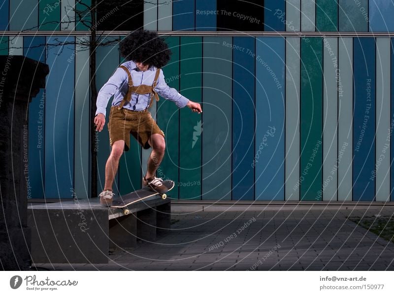 AfroSkater Skateboarding Sport Trick Oktoberfest Afro-Look Haare & Frisuren blau Karnevalskostüm lustig abgefahren Lederhose Extremsport Spielen Slide Shorts