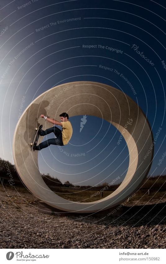 Der gelbe Skater Skateboard Skateboarding Trick verrückt abgefahren Beleuchtung Tunnel blau Himmel Kies Stil Extremsport Fischauge Jugendliche Bowl Sommer