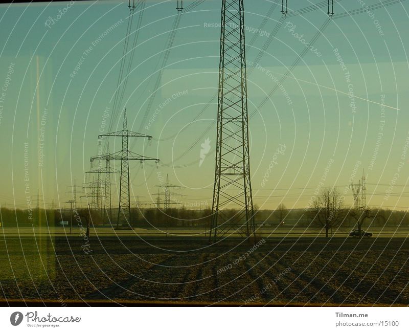 Kalter Morgen Strommast Reflexion & Spiegelung Leitung kalt Abteilfenster Verkehr Himmel Nebel