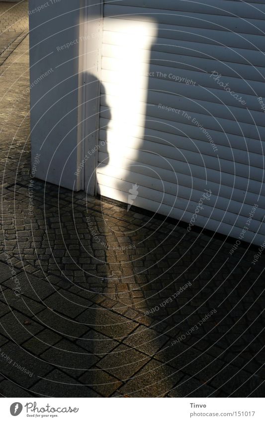 Halbschatten Fußgängerzone Ladengeschäft Licht Pflastersteine Tag Schatten Sonnenlicht Sonntag Straßenbelag Streifen Detailaufnahme Hausecke Rolltor ums Eck