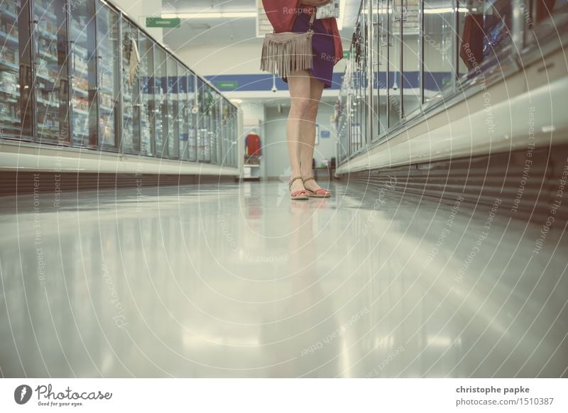 Qual der Wahl feminin Beine Fuß 1 Mensch Schuhe Damenschuhe wählen kaufen stehen Supermarkt Tiefkühlkost Auswahl Farbfoto Gedeckte Farben Innenaufnahme