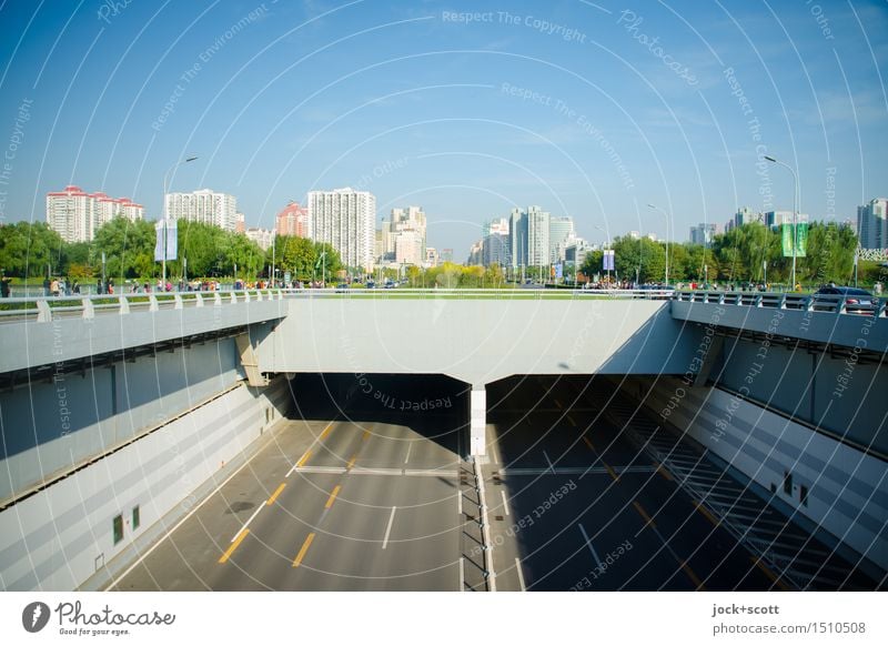 unter Tage freie Fahrt Wolkenloser Himmel Peking Hochhaus Verkehrswege Straße Tunnel authentisch modern oben Ordnungsliebe Umwelt unterirdisch Lichteinfall