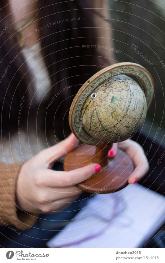 Die Welt in meiner Hand Globus Nagellack Finger Frau feminin Ferien & Urlaub & Reisen festhalten Erde entdecken Außenaufnahme Tag hell Gedeckte Farben retro