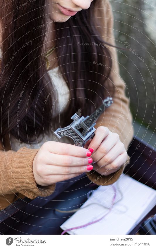 Sehnsucht Globus Hand Nagellack Finger Frau feminin Ferien & Urlaub & Reisen festhalten Erde entdecken Außenaufnahme Tag hell Gedeckte Farben retro Fund