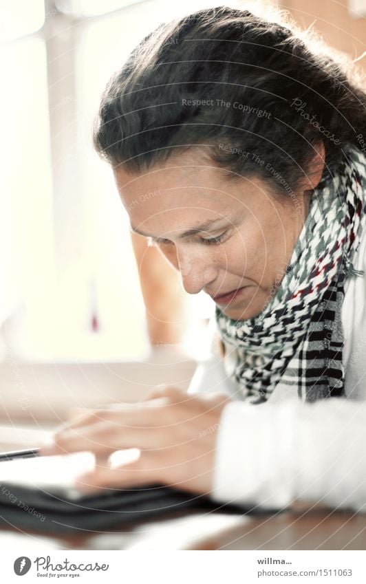 Junge Frau liest in E-Book oder Tablet lesen E-Mail Bildung Studium lernen Student Medienbranche Werbebranche Tablet Computer Internet online Jugendliche