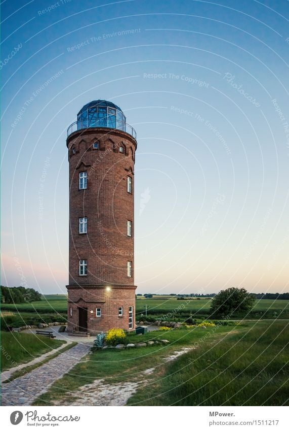 leuchtturm Fischerdorf Haus Turm Leuchtturm Sehenswürdigkeit Wahrzeichen Denkmal blau Schifffahrt Backstein Ostsee Kap Arkona Wiese Wolkenloser Himmel Rügen