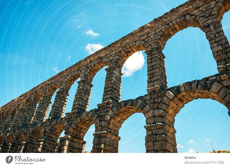 Der berühmte alte Aquädukt in Segovia, Spanien Ferien & Urlaub & Reisen Tourismus Haus Kultur Felsen Dorf Kleinstadt Stadt Ruine Platz Brücke Gebäude