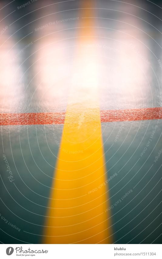 Markieren Sie Basketballplatz, Handball oder Fußball. Erholung Spielen Sommer Sport Stadion Schule Straße Kunststoff Linie weiß Konkurrenz Athlet Hintergrund