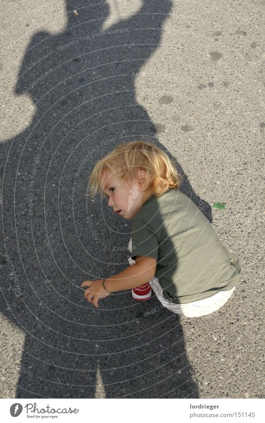 Immer auf der Suche Kleinkind Blick Schatten Straße Mädchen Windeln Frieden Schattenspiel Spielen Sally Rieger Bodenbelag