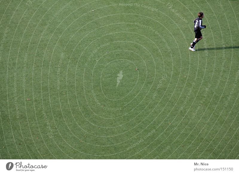 nr.5 lebt Fußballplatz Fußballer Grünfläche Kunstrasen sportlich Verteidiger Sportplatz grün Sportveranstaltung Ballsport Spielen libero Rasen abwehrspieler