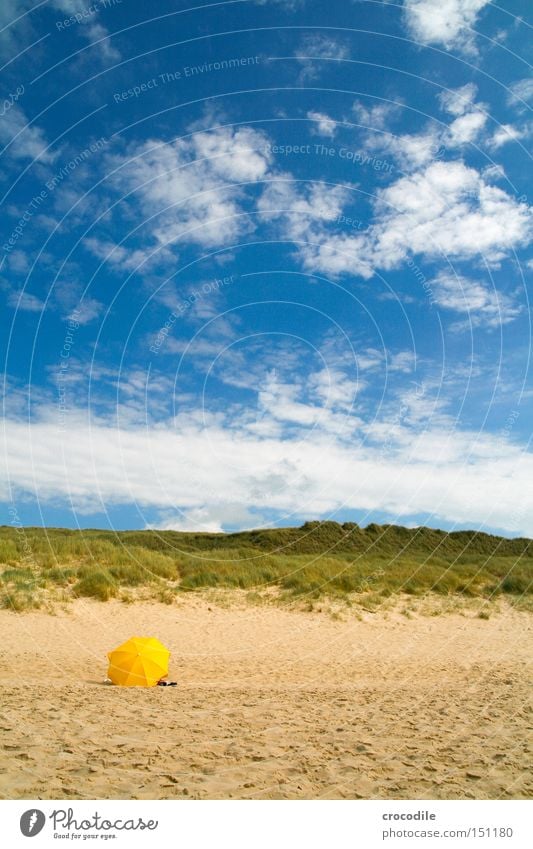 roter Schirm... Sylt Nordsee Strand Sonnenschirm gelb Stranddüne Düne Riedgras Reetdach Pflanze Wolken schön Frieden Ferien & Urlaub & Reisen Wärme Sommer Küste