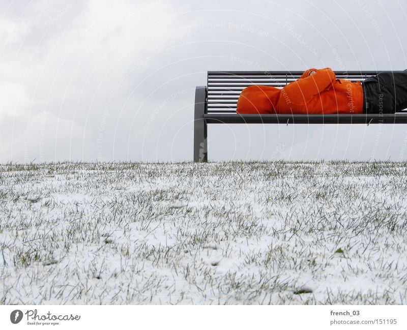 Bankenkrise III Krise kalt obdachlos Kapuze Winter Mensch Einsamkeit Schnee Wirtschaftskrise Hoffnung schlafen warten Ende Dienstleistungsgewerbe Park Kälte