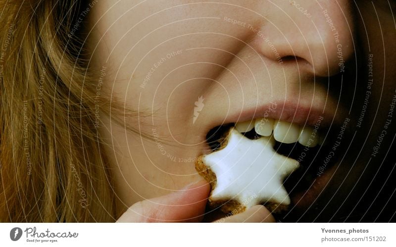 Guten Appetit! Weihnachten & Advent Zimtstern Plätzchen Mund lecker Stern (Symbol) süß Zähne Ernährung Essen Zuckerguß beißen 1 Detailaufnahme Nahaufnahme