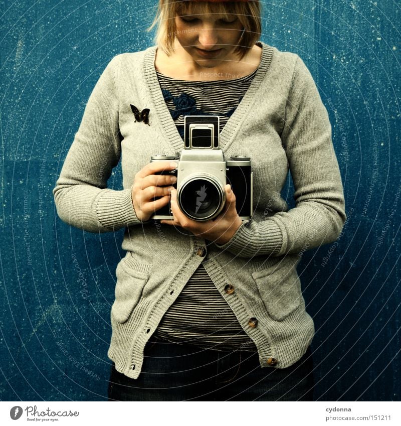 Kamerafräulein retro Nostalgie Stil Mensch Frau Bekleidung Leben Gefühle Fotograf Freude Fotokamera Mittelformat Stolz Fotografieren Fototechnik Mode