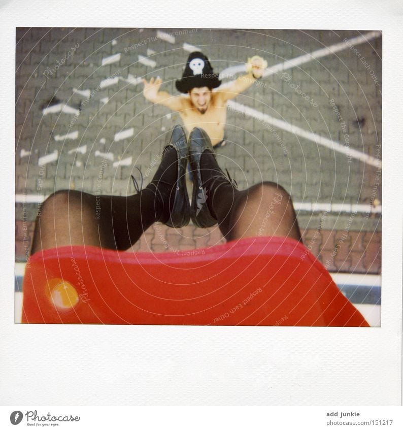 piratenbraut Pirat Vogelperspektive Beine Rock lustig Tiefenschärfe analog Polaroid Strumpfhose Hut Säbel Freude Lomografie Kunst Kultur Mann und Frau froodmat