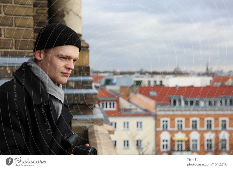 Mann beim Ausblick Mensch maskulin 1 18-30 Jahre Jugendliche Erwachsene Prenzlauer Berg Stadt Hauptstadt Stadtzentrum Altstadt Skyline Haus Religion & Glaube