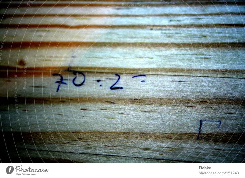 Kleines Mathematisches Problem Mathematik Aufgabe Ziffern & Zahlen rechnen Schule Problematik Druck Stress Schüler Holz Bank Verzweiflung Konzentration