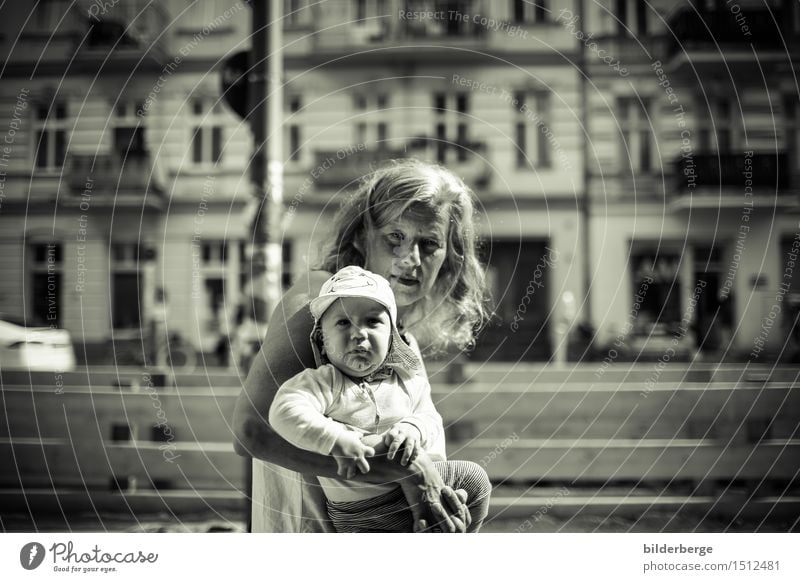 nach vorne Lifestyle Städtereise Kleinkind Frau Erwachsene 2 Mensch Hauptstadt Altstadt Haus Neugier Abenteuer Portrait Berlin Fotografie Reportage Streetlife