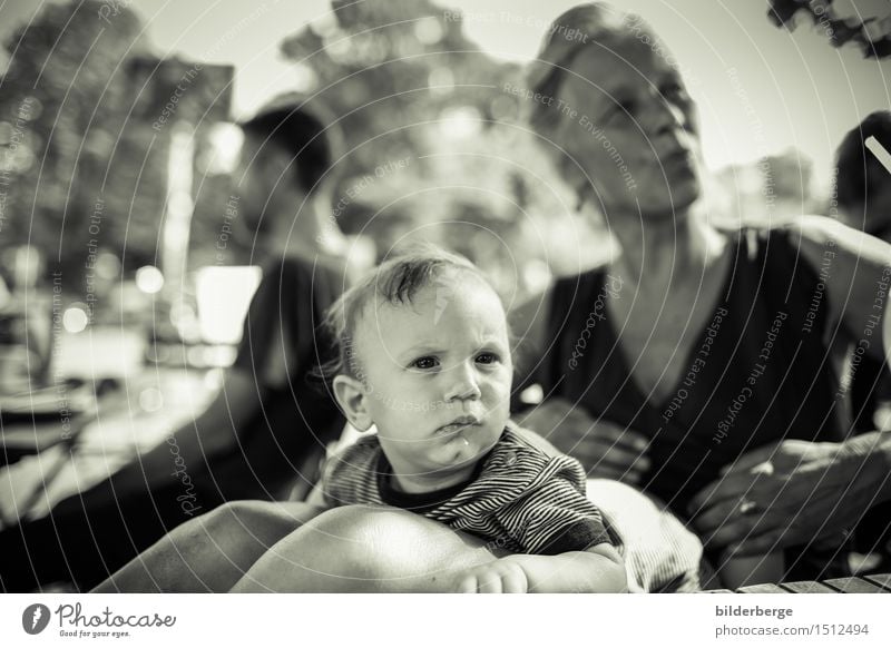 pause Lifestyle Kleinkind Frau Erwachsene 2 Mensch Hauptstadt entdecken Neugier Freizeit & Hobby Portrait Berlin Fotografie Reportage Streetlife Café